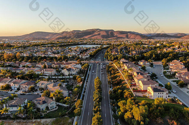 空中视图住宅现代细分奢侈品房子社区日落南加州美国