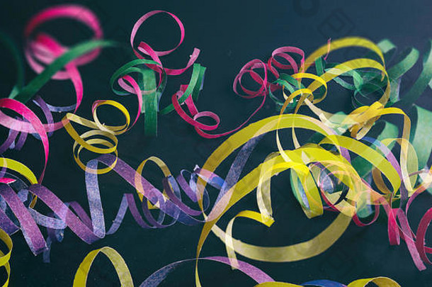 狂欢节生日聚会，派对色彩斑斓的蛇纹石黑色的摘要背景前视图