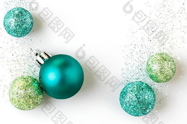 美丽的明亮的现代当代蓝色的绿色圣诞节假期饰品装饰闪闪发光的闪闪发光的孤立的白色背景