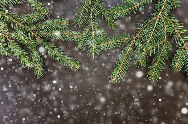 圣诞节一年作文框架冷杉分支雪黑暗<strong>黑色</strong>的木背景圣诞节假期12月装饰平躺前视图复制空间时间庆祝活动概念