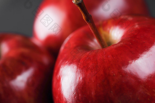 红色的苹果白色黑色的背景