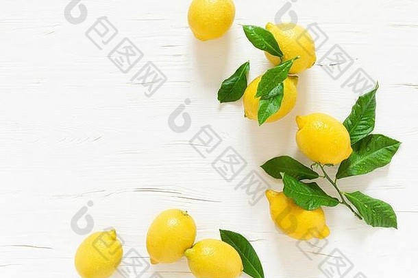 新鲜的柠檬叶子白色木背景夏天柠檬水成分维生素概念前视图