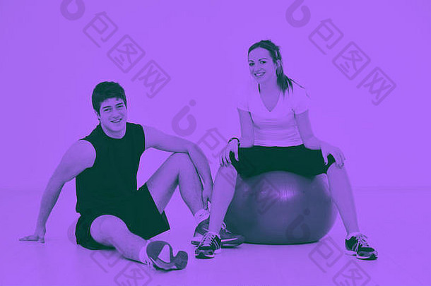 快乐年轻的夫妇健身锻炼有趣的体育运动健身房俱乐部二人组语气