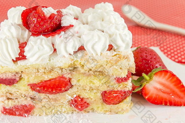 自制的甜蜜的水果蛋糕新鲜的草莓