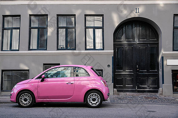 有趣的粉红色的车前面灰色的房子哥本哈根丹麦