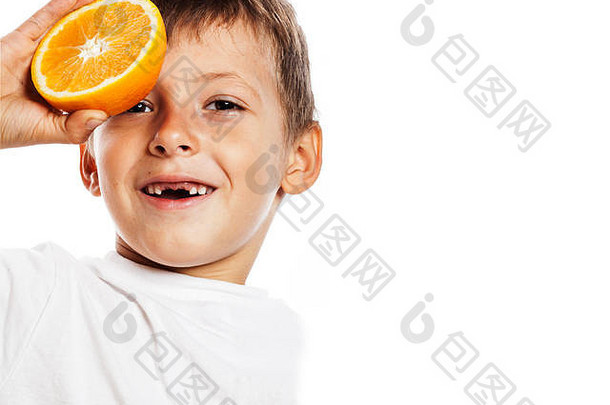 可爱的男孩橙色水果双孤立的白色斯米利