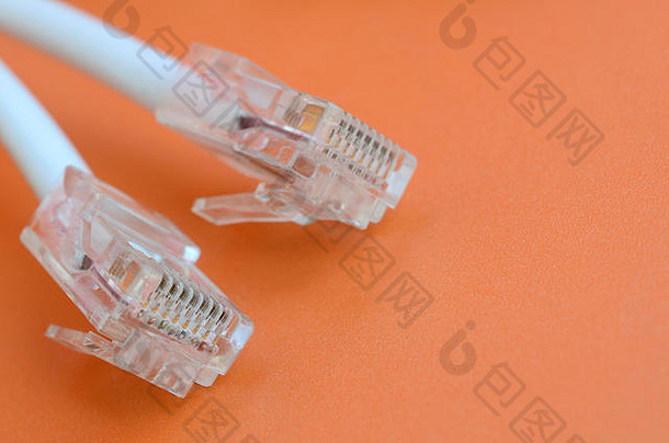 白色绳连接器明亮的橙色背景网络以太网电缆插头