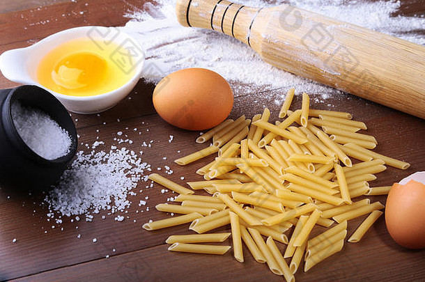 彭意大利面肉酱意大利面准备好了烹饪背景蛋面粉盐成分意大利面烹饪概念