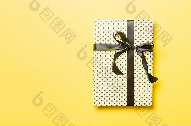 包装圣诞节假期手工制作的现在纸黑色的丝带黄色的背景现在盒子装饰礼物彩色的表格