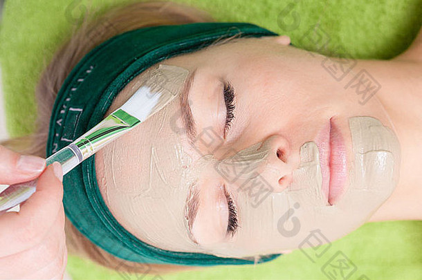 水疗中心美沙龙女人绿色面部面具放松