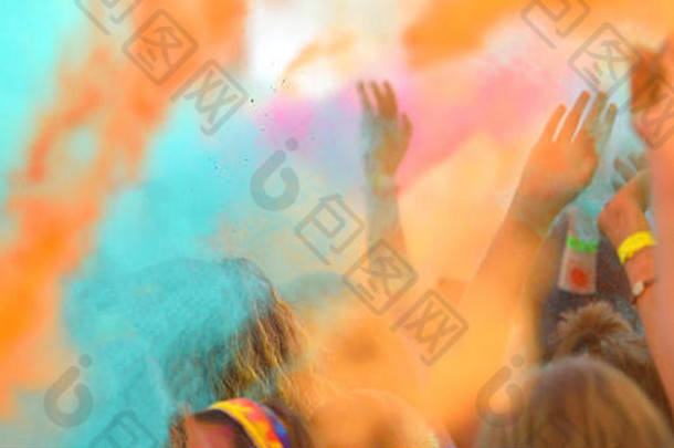 散焦图像特写镜头荡漾手运行马拉松人覆盖彩色的粉
