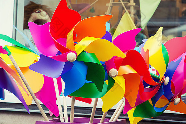 色彩斑斓的纸风车玩具商店