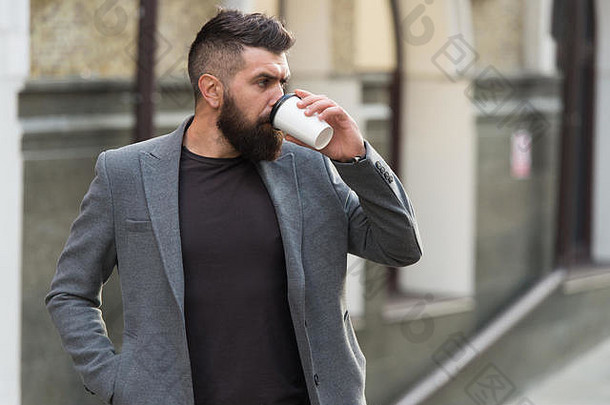 放松充电男人。有胡子的赶时髦的人喝咖啡纸杯sip咖啡喝咖啡商人lumbersexual外观享受咖啡打破业务中心