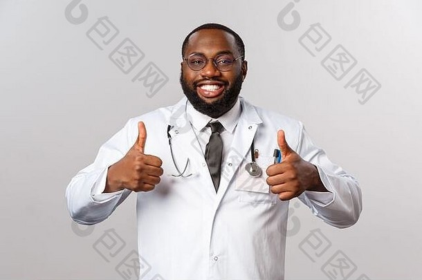 医疗保健医学医院治疗概念快乐满意非裔美国人有胡子的医生眼镜白色外套显示翘拇指松了一口气