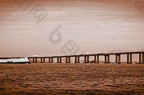 细节rio-niteroi桥船瓜纳巴拉湾里约1月巴西