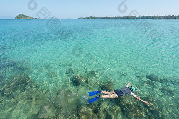 游客通气管水晶绿松石水热带度假胜地普吉岛泰国夏天假期旅行假期概念