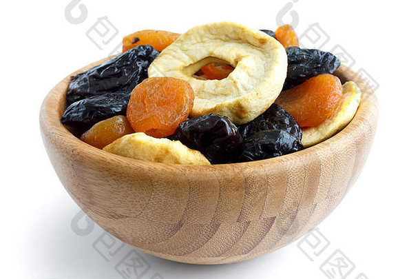 木碗混合干水果孤立的白色的角度来看