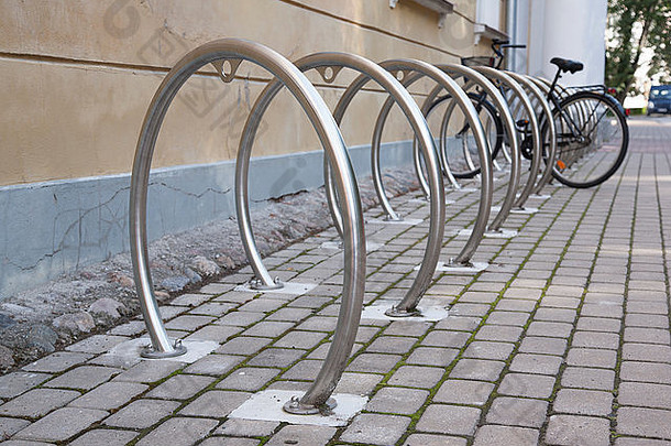 自行车锁着的金属波兰城市设置