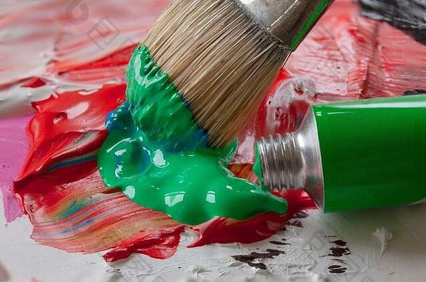 关闭画笔挑选绿色颜色艺术家调色板油漆管说谎色彩斑斓的图像艺术家的工作室学校
