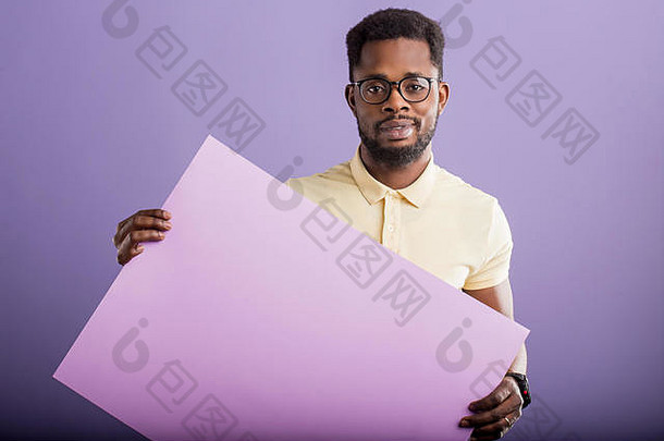 图片年轻的非洲美国男人。持有淡紫色空白董事会相机紫色的背景复制空间英俊的的家伙空白