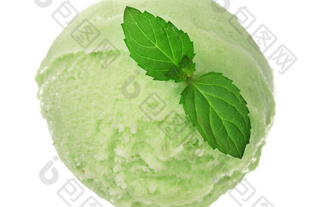 绿色茶阿月浑子冰奶油球薄荷叶孤立的白色背景前视图