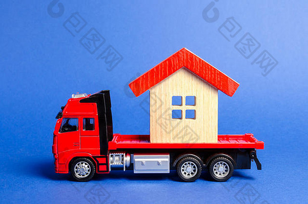 红色的卡车传输红色的有屋顶的房子概念运输货物航运移动公司建设房子对象类