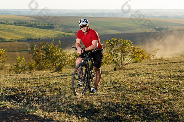 自行车冒险旅行照片骑自行车的人美丽的草地小道<strong>阳光</strong>明媚的一天