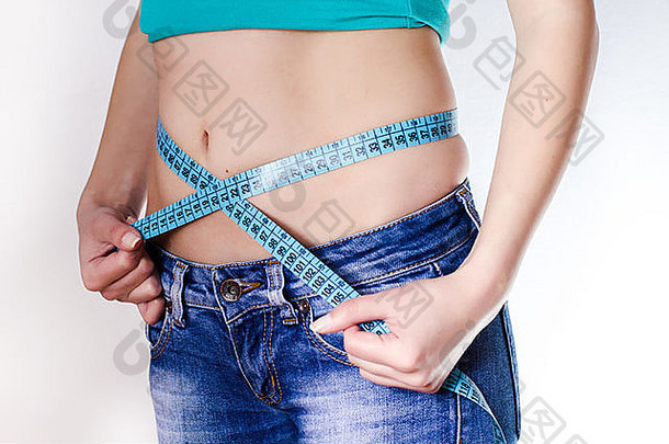 有吸引力的女人牛仔裤测量腰磁带
