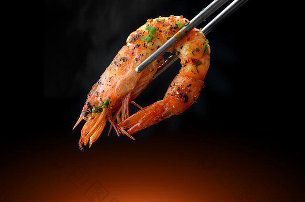 烧烤虾烧烤风格混合辣的成分集黑色的背景筷子