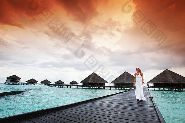 女人衣服桥首页海马尔代夫的日落背景