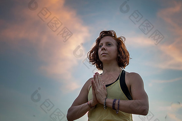有吸引力的年轻的女人<strong>练习</strong>瑜伽公园祈祷手树构成
