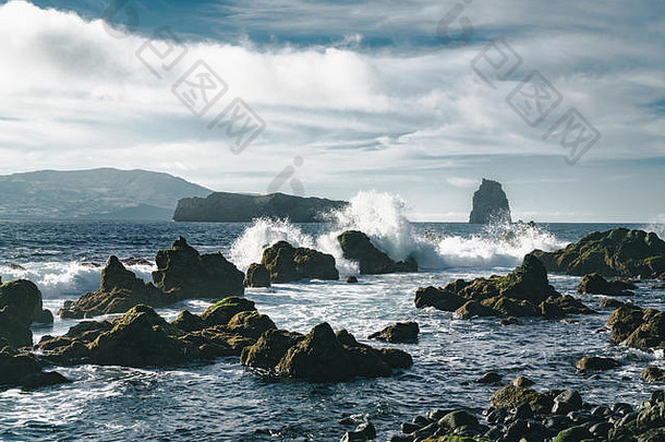 亚速尔大波崩溃黑色的火山岩石大西洋海洋海岸法亚尔岛亚速尔葡萄牙