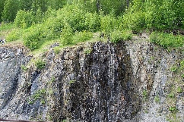 水流动岩石悬崖楚加奇国家福勒斯特惠蒂尔阿拉斯加