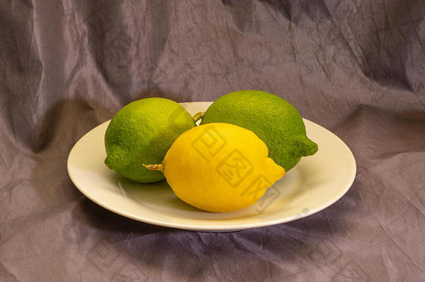 绿色柠檬黄色的柠檬白色陶瓷板