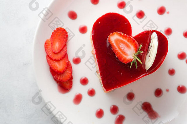 心<strong>蛋糕图片</strong>可爱的美味的心蛋糕红色的彩色的芝士蛋糕板木表格