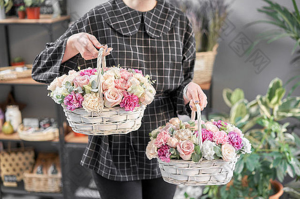 花安排柳条篮子现代花商店完成了工作花店可爱的花束混合花女士手交付
