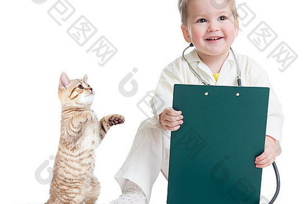 孩子玩医生猫孤立的白色