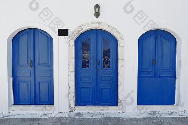 蓝色的木门白色墙恢复新古典主义房子面对海滨主要港中心小镇区域