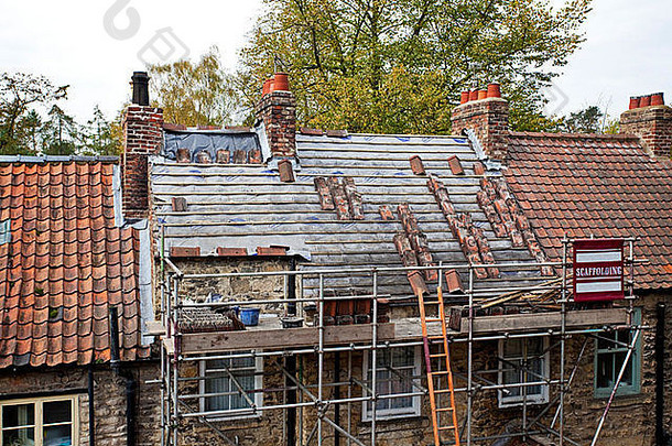 石头小屋屋顶过程重新平铺皮克林北norkshire