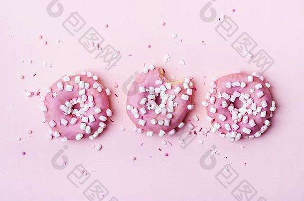 有创意的布局使粉红色的甜甜圈棉花糖撒食物概念