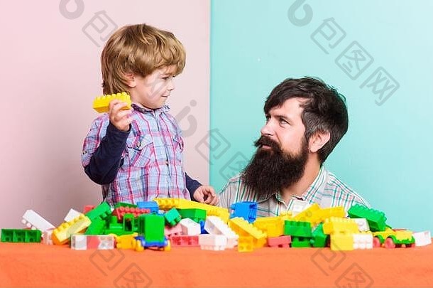 建筑首页构造函数孩子发展快乐家庭休闲时间父亲儿子玩游戏男孩有胡子的男人。爸爸玩构造函数游戏玩构造函数