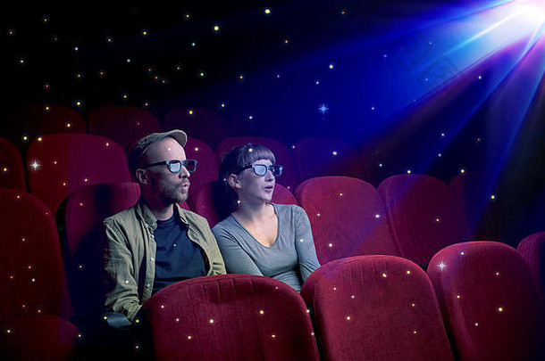 可爱的夫妇看电影闪闪发光的星星