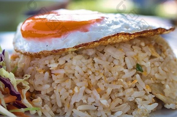 独特的照片显示泰国专业!炸大米蔬菜炸蛋前混合沙拉一边
