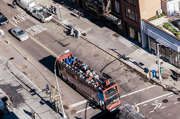 纽约11月高角视图之旅公共汽车穿越纽约美国11月