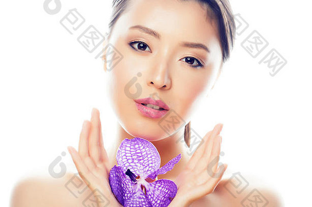 年轻的漂亮的亚洲女人花紫色的兰花关闭孤立的水疗中心女士一天概念