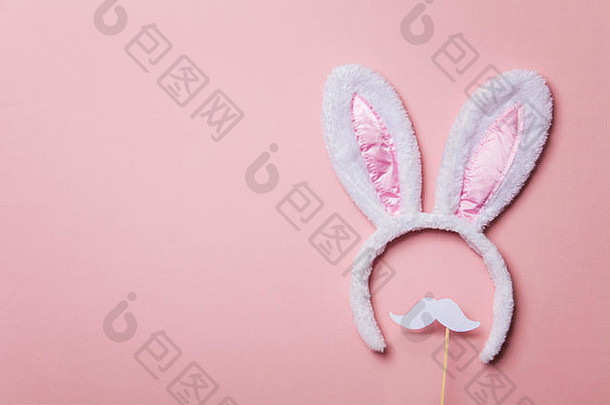 复活节兔子耳朵白色胡子柔和的粉红色的背景