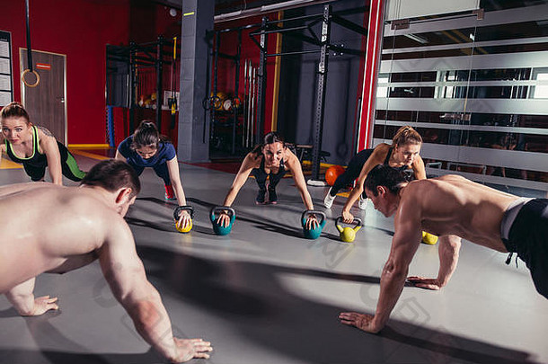 集团运动型人培训健身房
