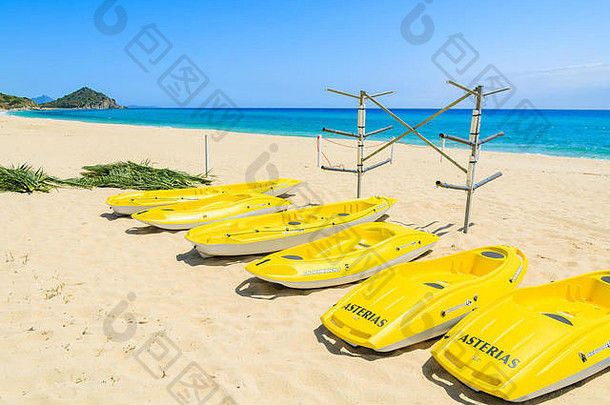 爱定sinzias海滩撒丁岛黄色的皮艇桑迪爱定sinzias海滩撒丁岛岛意大利水体育运动活动受欢迎的意大利岛