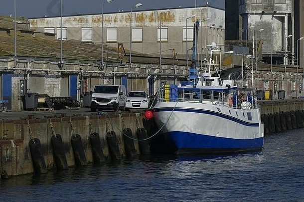 <strong>白色</strong>蓝色的钓鱼船与码头钓鱼港洛里昂布列塔尼法国