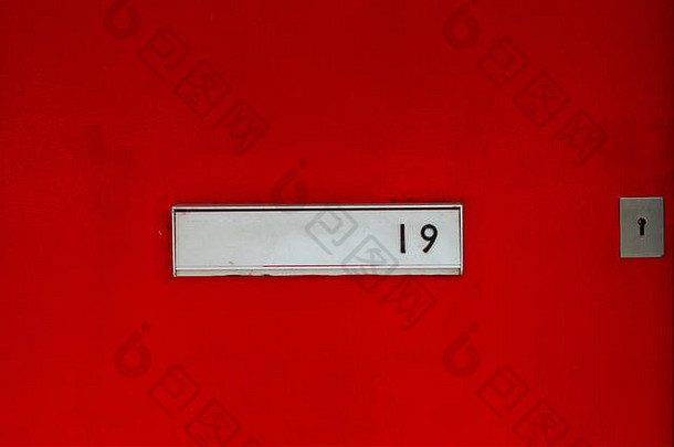 房子数量19银信箱明亮的红色的通过